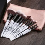Yaqi 10 pezzi Set di pennelli per trucco con custodia in PU rosa con manico in resina Color marmo sintetico per capelli - Image 4