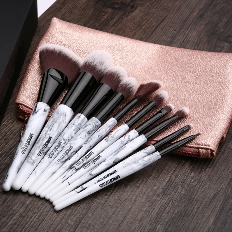 Yaqi 10 pezzi Set di pennelli per trucco con custodia in PU rosa con manico in resina Color marmo sintetico per capelli