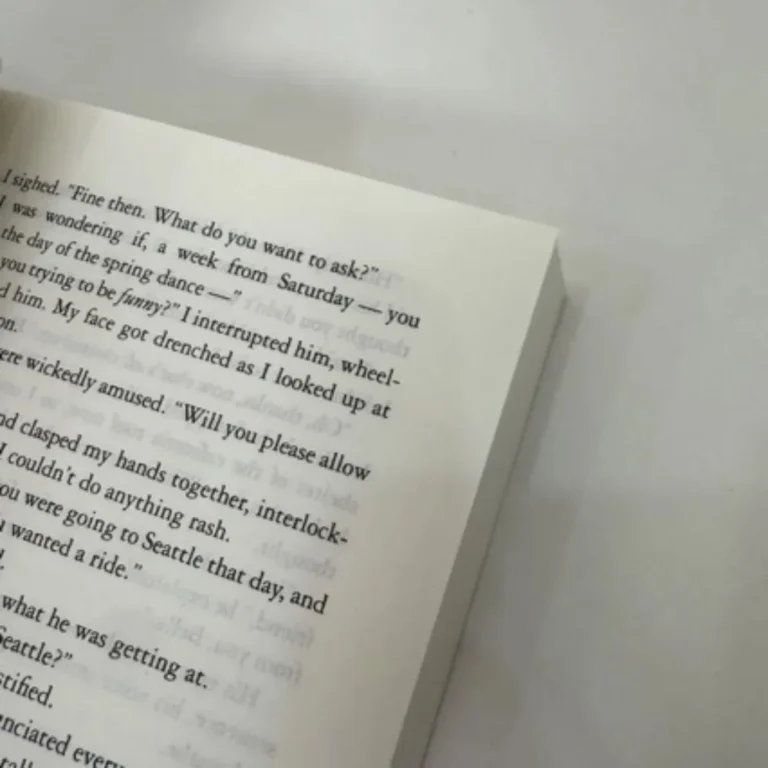 Twilight di Stephenie Meyer, il primo volume della saga Twilight, romanzo romantico tra vampiri, storia d'amore tra Bella ed Edward, fantasy per ragazzi.