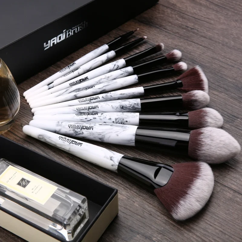 Yaqi 10 pezzi Set di pennelli per trucco con custodia in PU rosa con manico in resina Color marmo sintetico per capelli
