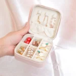 Scatola portaoggetti per gioielli Borsa da viaggio portatile per gioielli Orecchini Custodia per collane per donne Organizzatore di anelli Vetrina in pelle PU