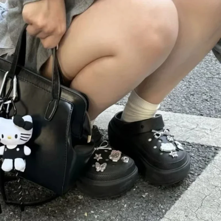 Set di ciondoli per scarpe argentate Hello Kitty, simpatici cartoni animati, decorazioni in plastica per zoccoli e sandali, regalo perfetto per ragazzo e ragazza