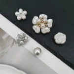 12 pz di Lusso ABS Perla Catena Fiore Rosa Pendenti e Ciondoli Per Crocs Decorazione di Scarpe Adatto Per Zoccoli Bogg Borsa Da Spiaggia Idea Regalo Del Partito