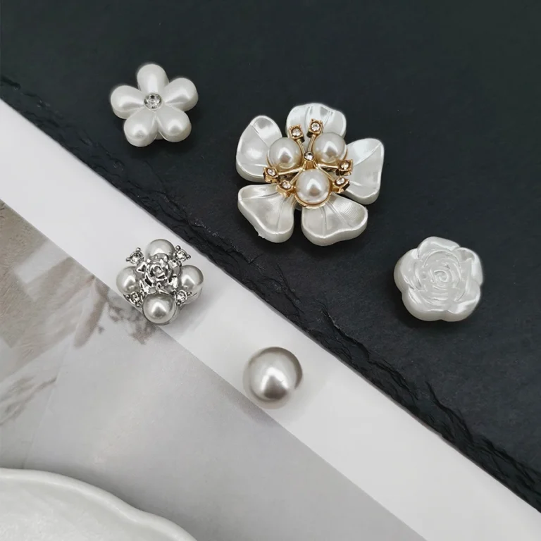 12 pz di Lusso ABS Perla Catena Fiore Rosa Pendenti e Ciondoli Per Crocs Decorazione di Scarpe Adatto Per Zoccoli Bogg Borsa Da Spiaggia Idea Regalo Del Partito