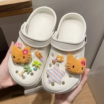 Peluche serie Hello Kitty scarpe set di ciondoli per zoccoli simpatico cartone animato stile dolce decorazione fai da te regali per feste di Natale bomboniere