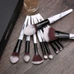 Yaqi 10 pezzi Set di pennelli per trucco con custodia in PU rosa con manico in resina Color marmo sintetico per capelli - Image 2