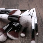 Yaqi 10 pezzi Set di pennelli per trucco con custodia in PU rosa con manico in resina Color marmo sintetico per capelli - Image 6