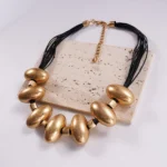 Collana di perline esagerate di moda esotica Accessorio speciale unico per catena di clavicole da donna in gioielli in due colori