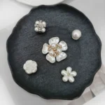 12 pz di Lusso ABS Perla Catena Fiore Rosa Pendenti e Ciondoli Per Crocs Decorazione di Scarpe Adatto Per Zoccoli Bogg Borsa Da Spiaggia Idea Regalo Del Partito