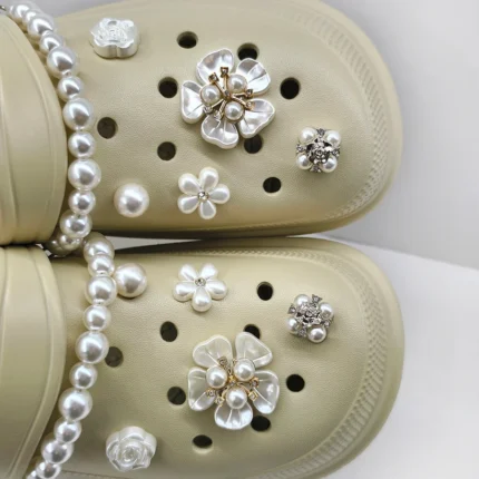12 pz di Lusso ABS Perla Catena Fiore Rosa Pendenti e Ciondoli Per Crocs Decorazione di Scarpe Adatto Per Zoccoli Bogg Borsa Da Spiaggia Idea Regalo Del Partito