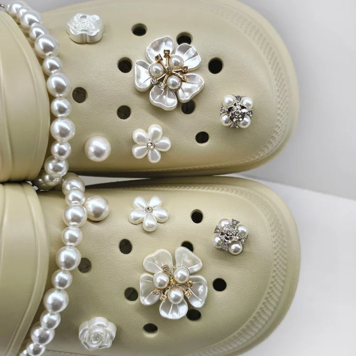 12 pz di Lusso ABS Perla Catena Fiore Rosa Pendenti e Ciondoli Per Crocs Decorazione di Scarpe Adatto Per Zoccoli Bogg Borsa Da Spiaggia Idea Regalo Del Partito
