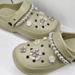 12 pz di Lusso ABS Perla Catena Fiore Rosa Pendenti e Ciondoli Per Crocs Decorazione di Scarpe Adatto Per Zoccoli Bogg Borsa Da Spiaggia Idea Regalo Del Partito