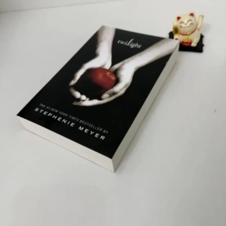 Twilight di Stephenie Meyer, il primo volume della saga Twilight, romanzo romantico tra vampiri, storia d'amore tra Bella ed Edward, fantasy per ragazzi.