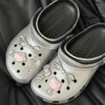 Set di ciondoli per scarpe argentate Hello Kitty, simpatici cartoni animati, decorazioni in plastica per zoccoli e sandali, regalo perfetto per ragazzo e ragazza