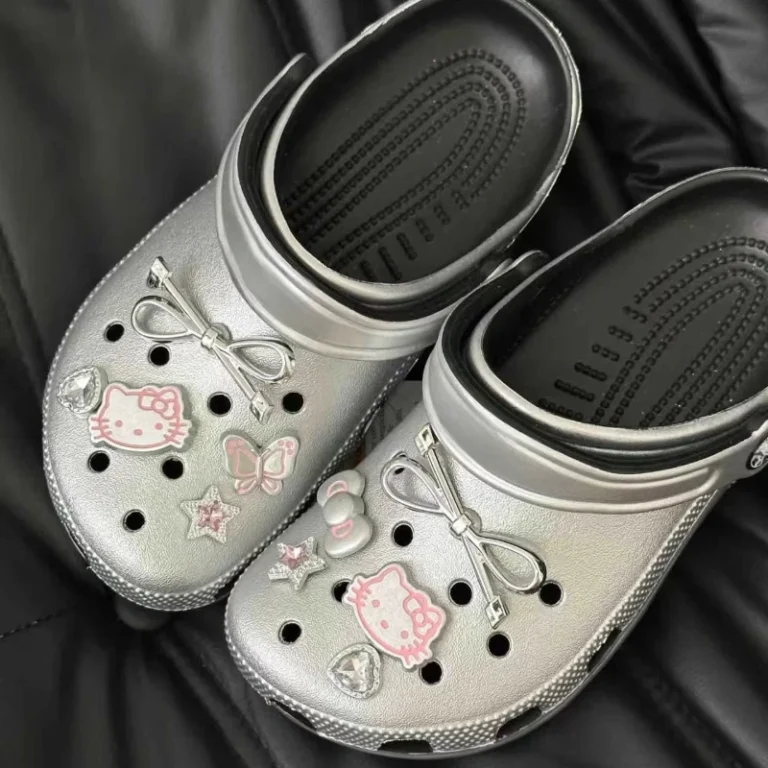 Set di ciondoli per scarpe argentate Hello Kitty, simpatici cartoni animati, decorazioni in plastica per zoccoli e sandali, regalo perfetto per ragazzo e ragazza
