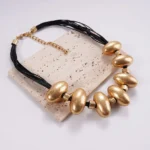 Collana di perline esagerate di moda esotica Accessorio speciale unico per catena di clavicole da donna in gioielli in due colori