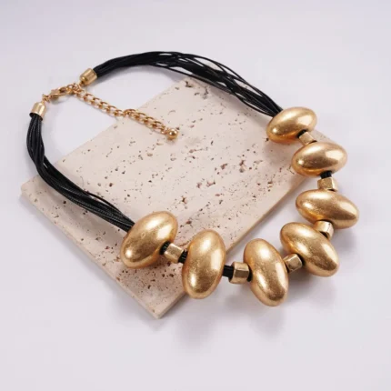 Collana di perline esagerate di moda esotica Accessorio speciale unico per catena di clavicole da donna in gioielli in due colori