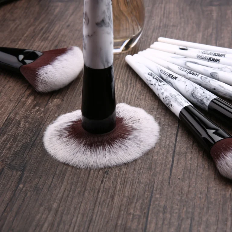 Yaqi 10 pezzi Set di pennelli per trucco con custodia in PU rosa con manico in resina Color marmo sintetico per capelli