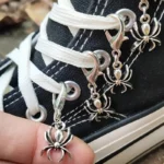 Ciondoli per scarpe ragno gotico vintage da 5 pezzi - Mini scarpe ragno e web realistiche adatte per stivali, scarpe da ginnastica, - Facile clip/gancio