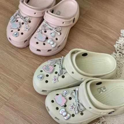 Set di ciondoli per scarpe argentate Hello Kitty, simpatici cartoni animati, decorazioni in plastica per zoccoli e sandali, regalo perfetto per ragazzo e ragazza