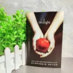 Twilight di Stephenie Meyer, il primo volume della saga Twilight, romanzo romantico tra vampiri, storia d'amore tra Bella ed Edward, fantasy per ragazzi.