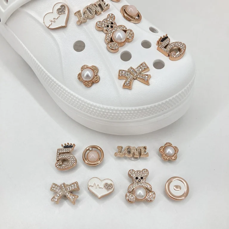 14 pezzi scintillanti dorati con perle finte per scarpe, set di spille, decorazione per scarpe staccabile fai da te, adatta per zoccoli CROCS, idea regalo per feste