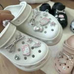 Set di ciondoli per scarpe argentate Hello Kitty, simpatici cartoni animati, decorazioni in plastica per zoccoli e sandali, regalo perfetto per ragazzo e ragazza