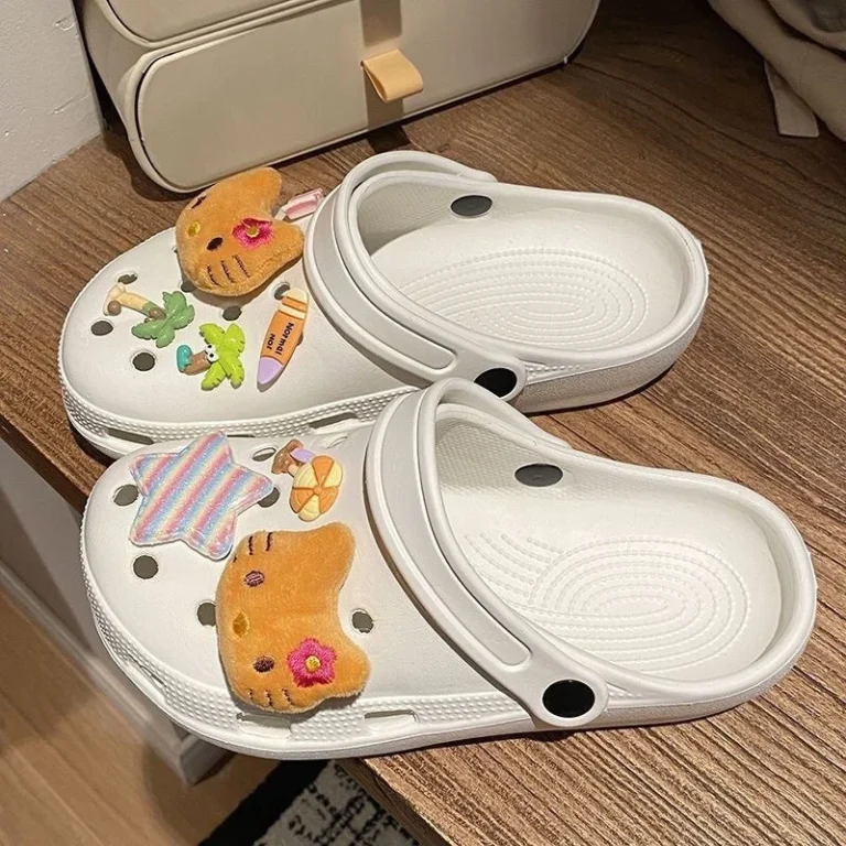 Peluche serie Hello Kitty scarpe set di ciondoli per zoccoli simpatico cartone animato stile dolce decorazione fai da te regali per feste di Natale bomboniere