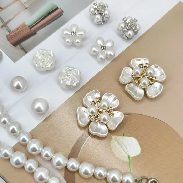 12 pz di Lusso ABS Perla Catena Fiore Rosa Pendenti e Ciondoli Per Crocs Decorazione di Scarpe Adatto Per Zoccoli Bogg Borsa Da Spiaggia Idea Regalo Del Partito